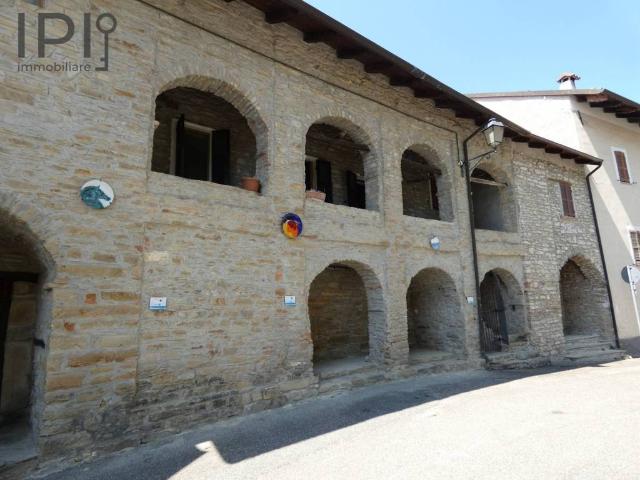 Casa indipendente in vendita a Denice via aivero, 5