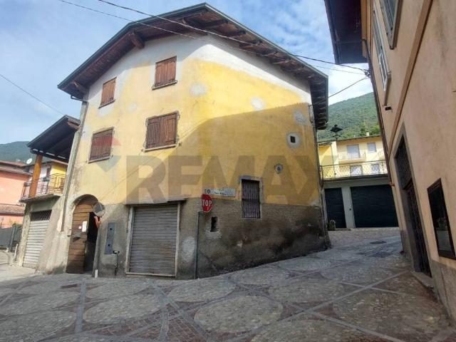 Casa indipendente in vendita a Endine Gaiano BG
