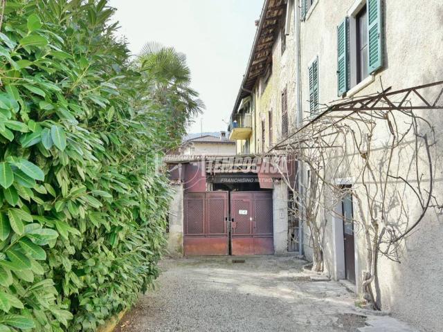 Casa indipendente in vendita a Erba CO