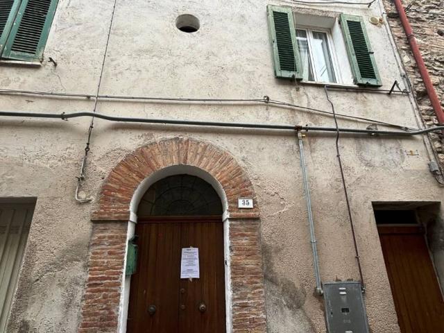 Casa indipendente in vendita a Esanatoglia MC