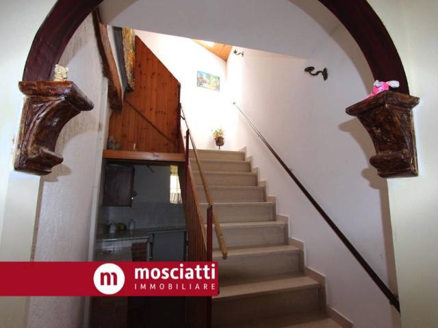 Casa indipendente in vendita a Esanatoglia MC