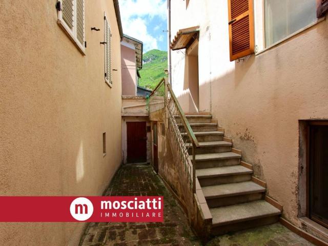 Casa indipendente in vendita a Esanatoglia MC