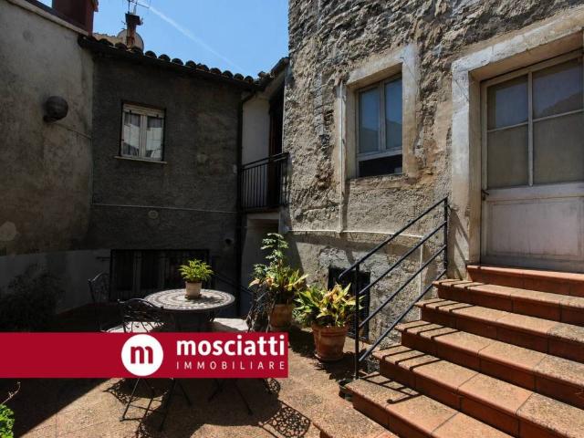 Casa indipendente in vendita a Esanatoglia MC