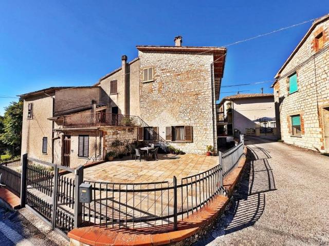 Casa indipendente in vendita a Fossato di Vico PG