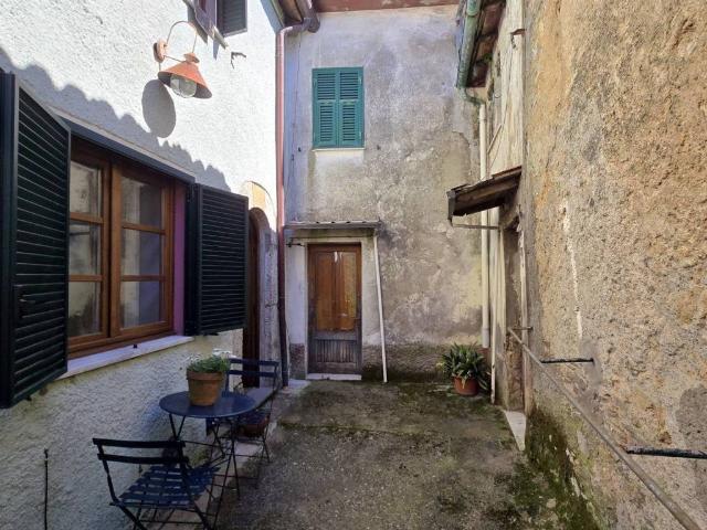 Casa indipendente in vendita a Fabbriche di Vergemoli LU