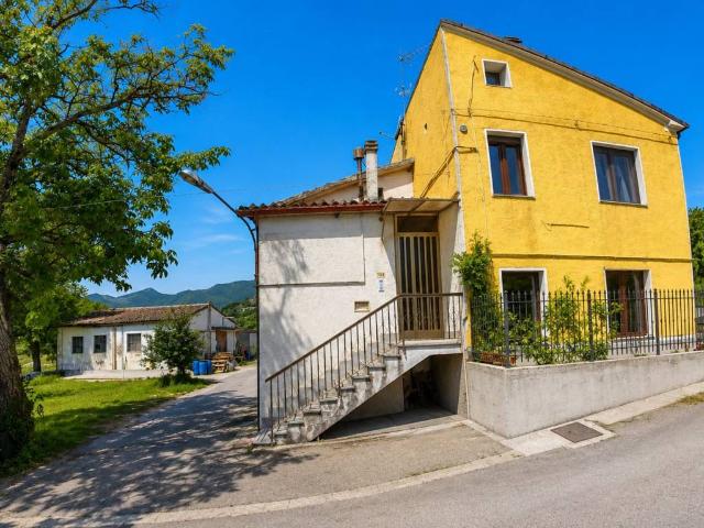 Casa indipendente in vendita a Fabriano AN