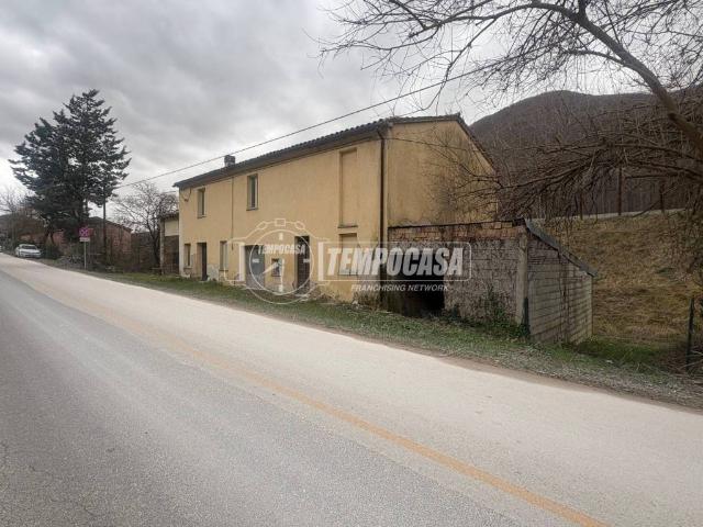 Casa indipendente in vendita a Fabriano AN