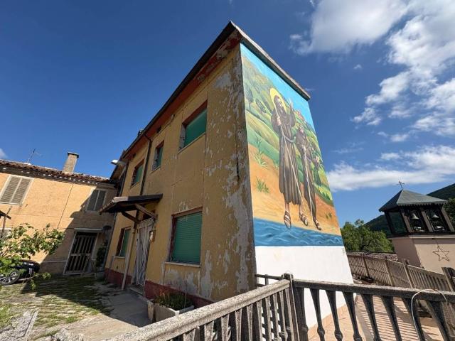 Casa indipendente in vendita a Fabriano AN
