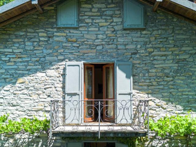 Casa indipendente in vendita a Faggeto Lario CO