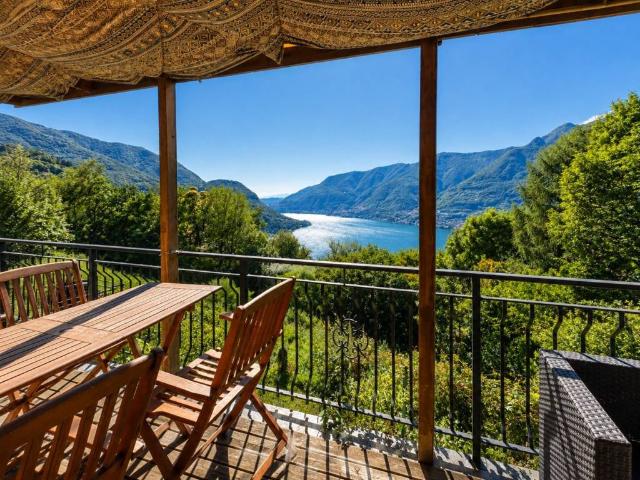 Casa indipendente in vendita a Faggeto Lario CO