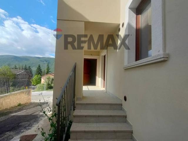 Casa indipendente in vendita a Fagnano Alto AQ