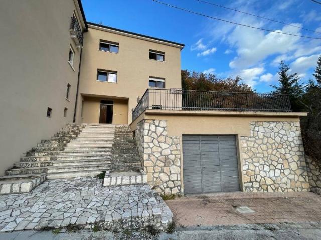 Casa indipendente in vendita a Fagnano Alto AQ