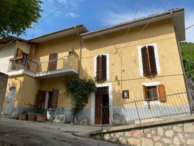 Casa indipendente in vendita a Fagnano Alto AQ