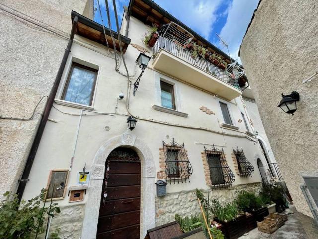 Casa indipendente in vendita a Fagnano Alto AQ