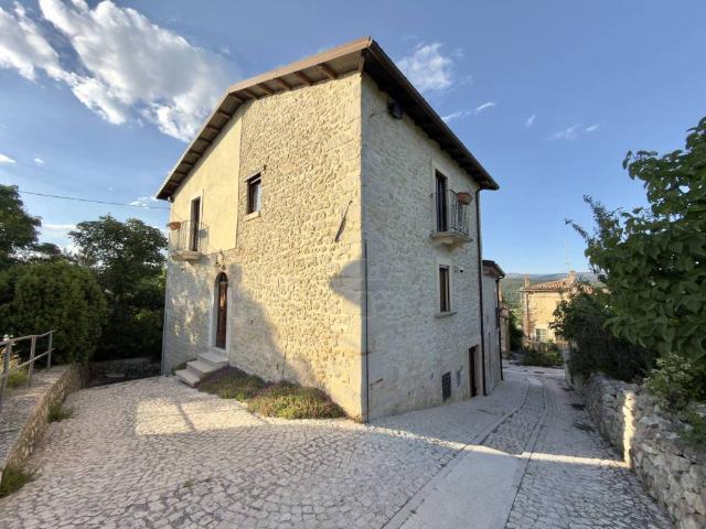 Casa indipendente in vendita a Fagnano Alto AQ