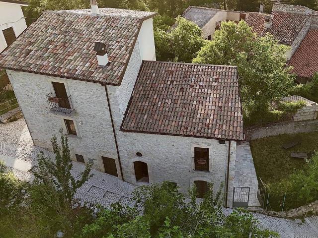 Casa indipendente in vendita a Fagnano Alto AQ