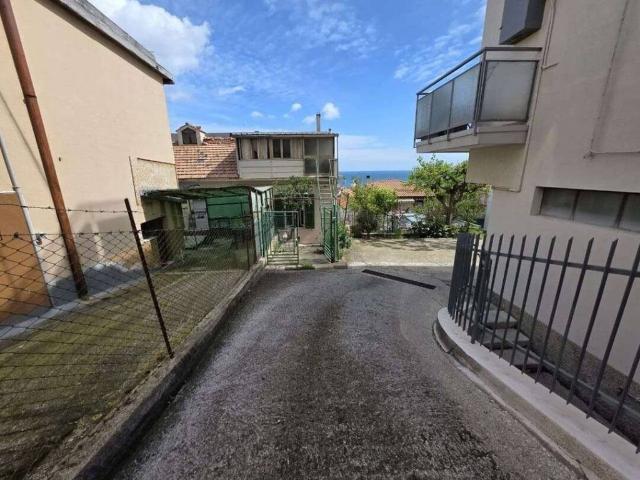 Casa indipendente in vendita a Falconara Marittima AN
