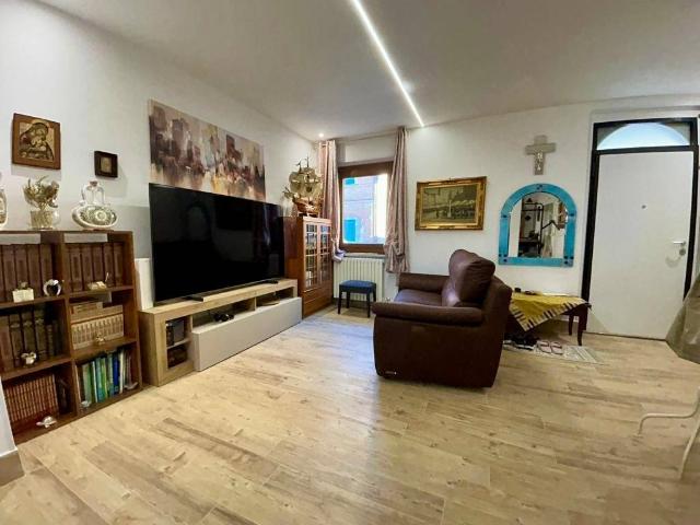 Casa indipendente in vendita a Falconara Marittima AN