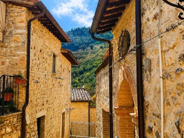 Casa indipendente in vendita a Ferentillo TR