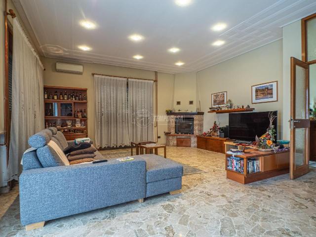 Casa indipendente in vendita a Ferno