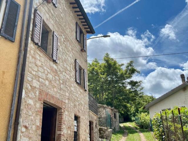 Casa indipendente in vendita a Fiuminata MC