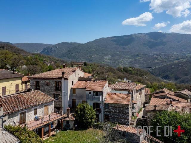 Casa indipendente in vendita a Fiamignano RI