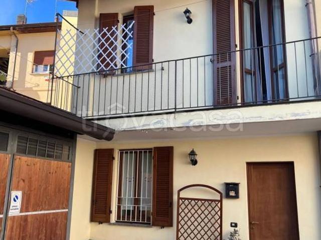 Casa indipendente in vendita a Figino Serenza via Roma