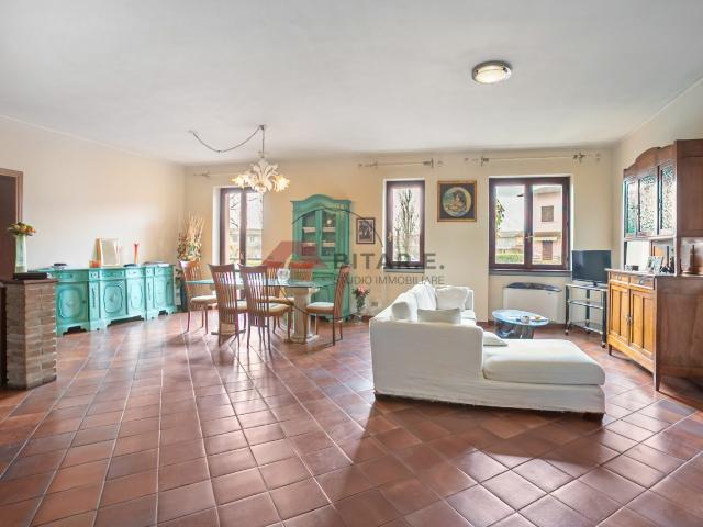 CASA INDIPENDENTE in VENDITA a FLERO di 7 vani