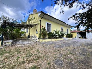 Casa indipendente in vendita a Frigento AV