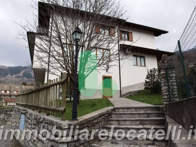 Casa indipendente in vendita a Fuipiano Valle Imagna BG