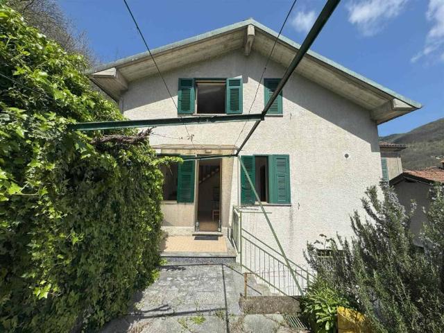 Casa indipendente in vendita a Isola del Cantone GE