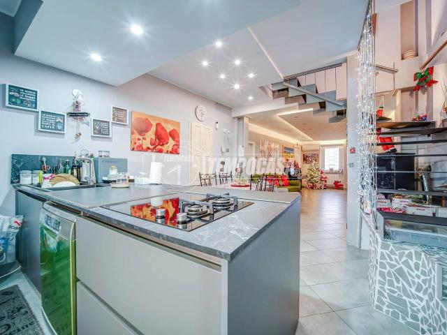 Casa indipendente in vendita a Jerago Con Orago