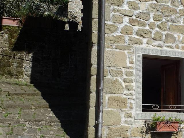 Casa indipendente in vendita a Ortignano Raggiolo AR