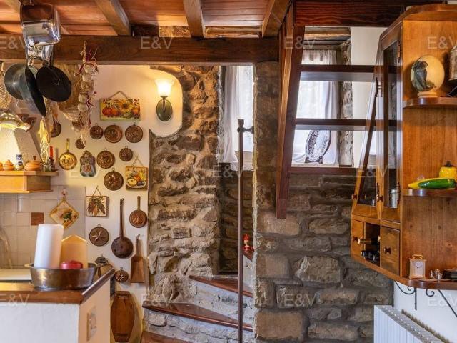 Casa indipendente in vendita a Ortignano Raggiolo AR