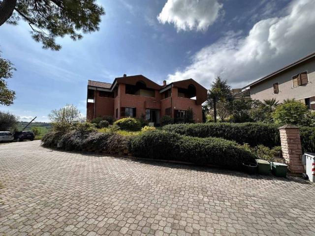 Casa indipendente in vendita a Ostra AN