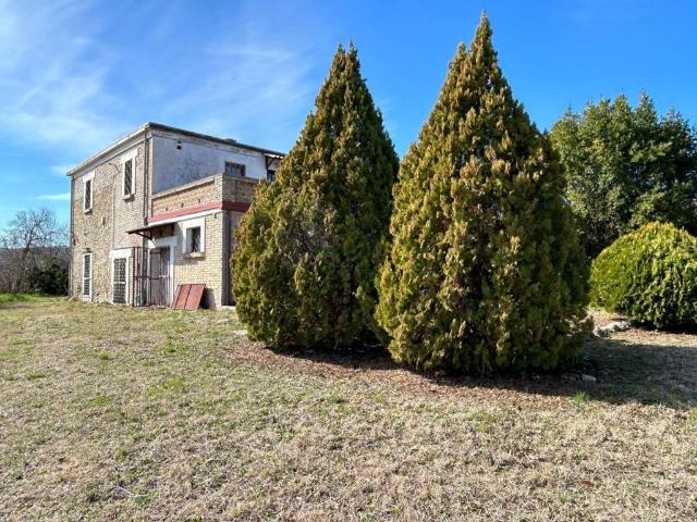 Casa indipendente in vendita a Loreto Aprutino PE