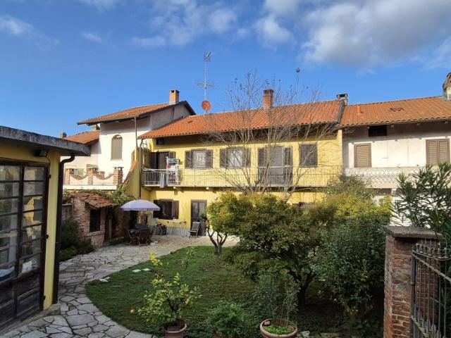 CASA INDIPENDENTE in VENDITA a LAURIANO di 10 vani