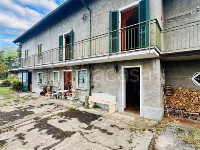 Casa indipendente in vendita a Laveno Mombello, Laveno