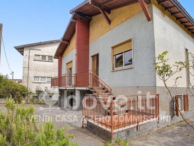 Casa indipendente in vendita a Laveno Mombello VA