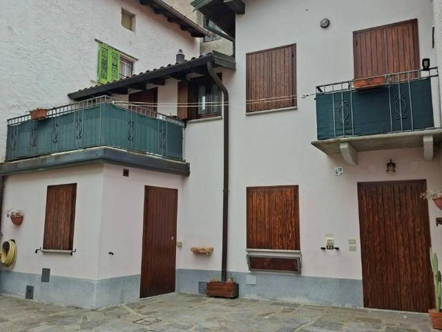 Casa indipendente in vendita a Laveno Mombello VA
