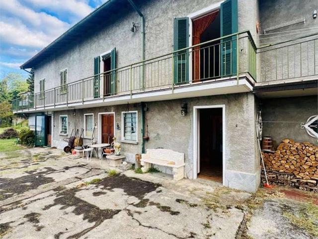 Casa indipendente in vendita a Laveno Mombello VA