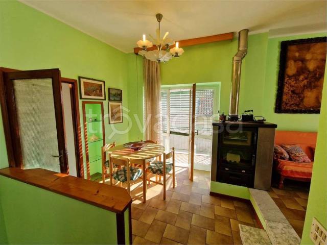 Casa indipendente in vendita a Laveno Mombello via Canese, 3, Laveno