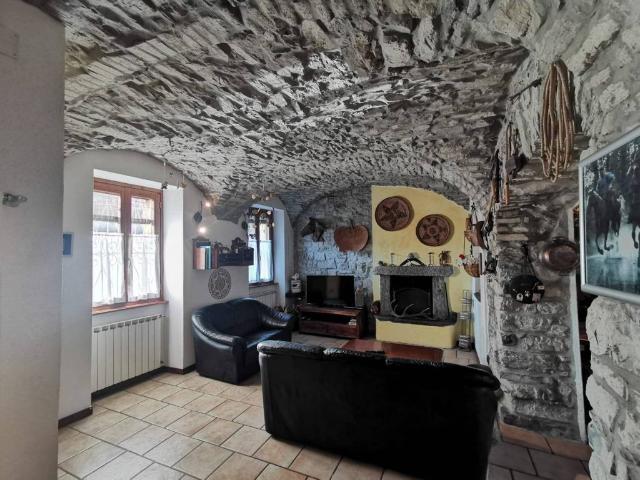 Casa indipendente in vendita a Laino CO