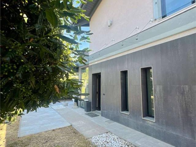 Casa indipendente in vendita a Leggiuno VA