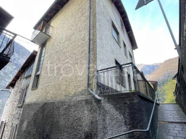 Casa indipendente in vendita a Lenna via Carlo Oberti, 78