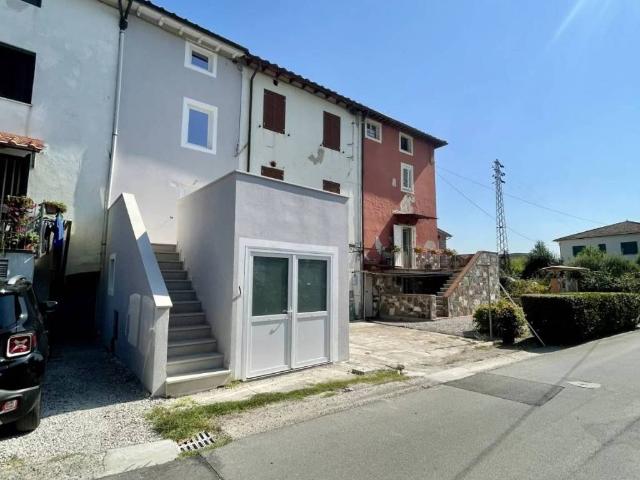 Casa indipendente in vendita a Lucca LU