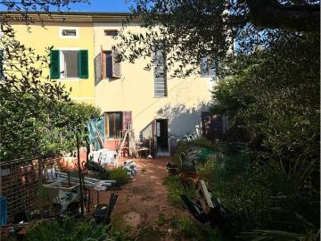 Casa indipendente in vendita a Lucca LU