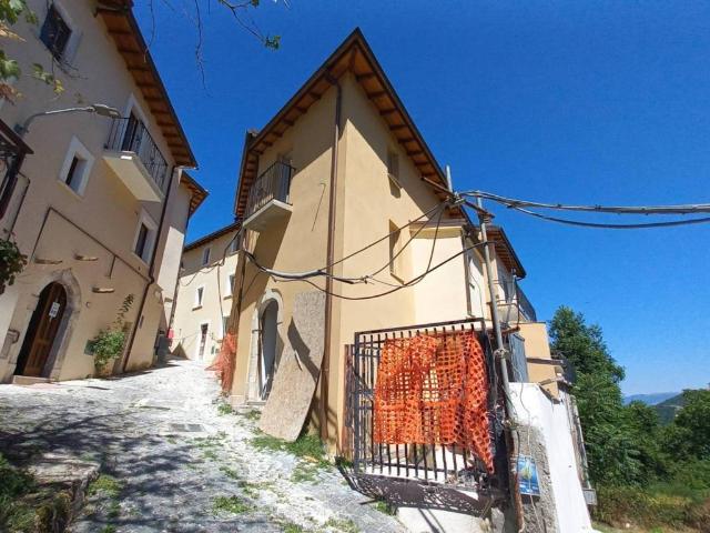 Casa indipendente in vendita a Lucoli AQ