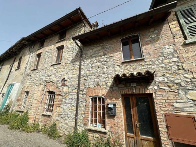Casa indipendente in vendita a Lugagnano Val d'Arda PC