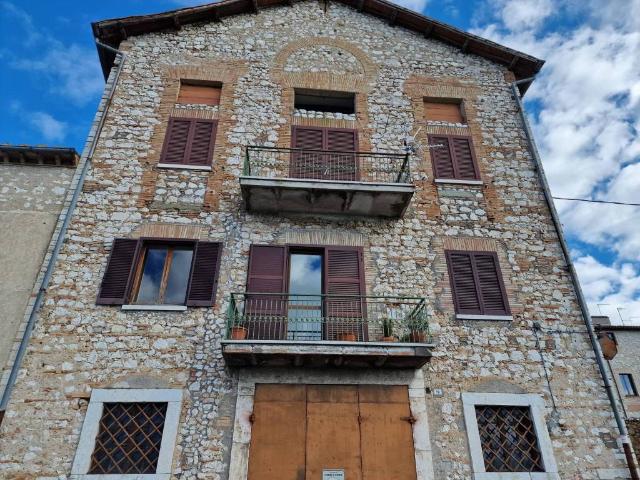 Casa indipendente in vendita a Lugnano in Teverina TR